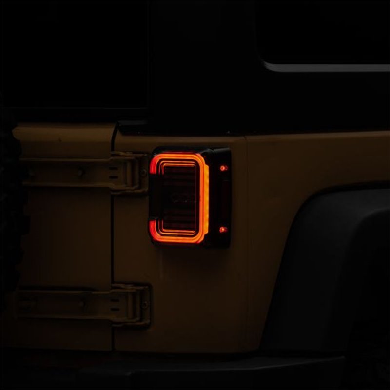 Pilotos traseros LED con halo Raxiom Axial Series carcasa negra lente ahumada oscura Jeep Wrangler JK 2007-2018 - J138358 Pilotos traseros LED con halo Raxiom Axial Series carcasa negra lente ahumada oscura Jeep Wrangler JK 2007-2018 - J138358