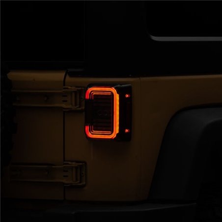 Pilotos traseros LED con halo Raxiom Axial Series carcasa negra lente ahumada oscura Jeep Wrangler JK 2007-2018 - J138358